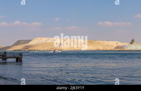 Ismailia, Egitto - 1 novembre 2021: Pilota barca attraversare il canale di Suez in una giornata di sole Foto Stock