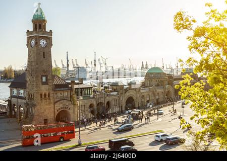 St. Pauli Landungsbrücken e le strutture portuali di Amburgo, in Germania, in una giornata di sole in primavera Foto Stock