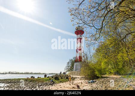 Famoso faro (Leuchtturm Wittenbergen) sulla spiaggia del fiume Elba ad Amburgo, Germania Foto Stock