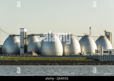 Serbatoio di stoccaggio del gas nella zona portuale di Amburgo, Germania Foto Stock