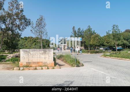 Paphos, Cipro - 2 aprile 2022: Ingresso alle Tombe dei Re. Un sito patrimonio dell'umanità. Museo archeologico con tombe sotterranee, molte delle quali dat Foto Stock