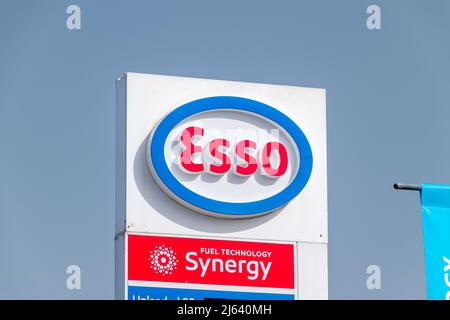 Paphos, Cipro - 2 aprile 2022: Logo e segno di esso sulla stazione di servizio a Paphos. Esso è un nome commerciale per ExxonMobil. Foto Stock