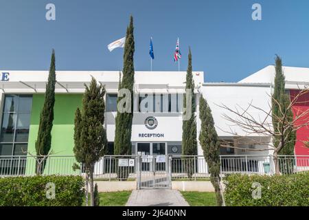 Paphos, Cipro - 2 aprile 2022: Ingresso alla scuola primaria e secondaria privata britannica Aspire. Foto Stock