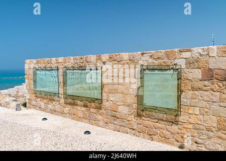 Chloraka, Cipro - 2 aprile 2022: Targhe commemorative vicino al Monumento commemorativo per la Guerra di Liberazione 1955 - 1959 e alla Statua del generale George Grivas-Dhigenis. Foto Stock