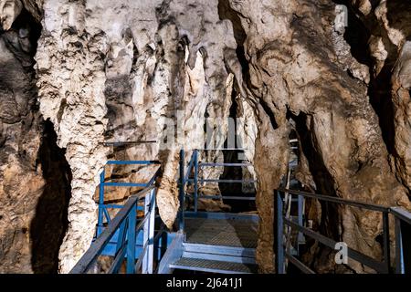 Vista presso la grotta stopica calcarea vicino Sirogojno sulla montagna Zlatibor in Serbia Foto Stock