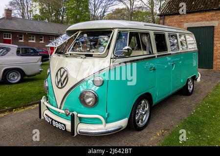 1966 Volkswagen Camper Van ‘KUY 896D’ in mostra allo Scramble di aprile che si è tenuto presso il Bicester Heritage Centre il 23rd aprile 2022 Foto Stock