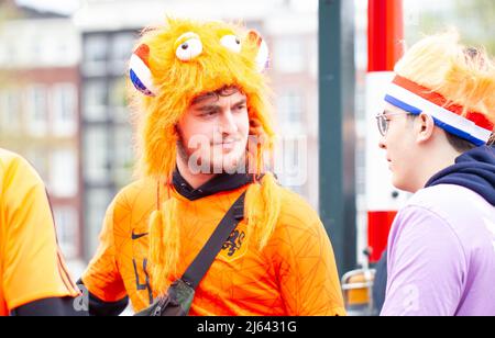 Amsterdam, Paesi Bassi. 27th Apr 2022. La gente partecipa alle celebrazioni del King's Day ad Amsterdam, Paesi Bassi, il 27 aprile 2022. Il giorno del Re (Koningsdag in olandese) è una festa nazionale nel Regno dei Paesi Bassi, celebrata il 27 aprile, il compleanno di re Willem-Alexander. Credit: Sylvia Lederer/Xinhua/Alamy Live News Foto Stock