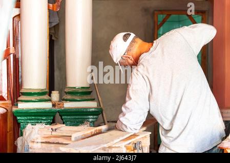 Uomo cubano che lavora per la rivitalizzazione di un edificio coloniale interno, Sagua la grande, Cuba Foto Stock