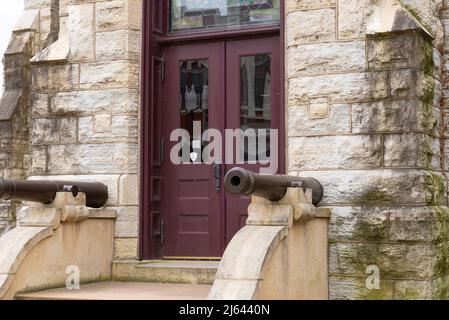 Aurora, Illinois - Stati Uniti - 25th aprile 2022: L'esterno dell'edificio Grand Army of the Republic, costruito nel 1877, nel centro di Aurora. Foto Stock