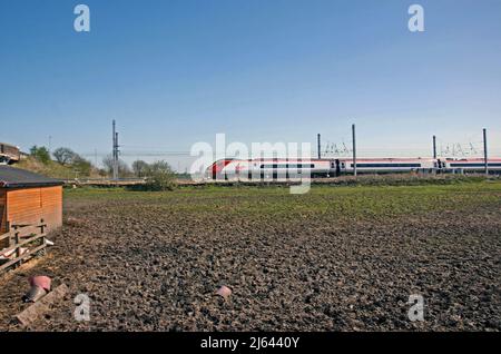 WINWICK QUAY. WARRINGTON. CHESHIRE. 20-04-16. West Coast Main Line a Winwick Juction, una Virgin Pendolino in direzione nord con la 09,43 per London Euston. Foto Stock