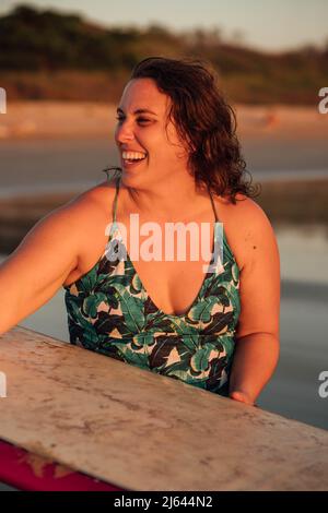 Ragazza surfista al tramonto Foto Stock