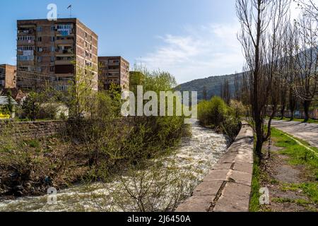 Dilijan, Armenia - 25 aprile 2022 - edifici residenziali in via Getapnya lungo il fiume Agshtev a Dilijan, Armenia Foto Stock