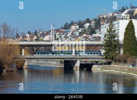 Zurigo, Svizzera - Marzo 5th 2022: Un tram elettrico che attraversa un ponte sul fiume Limmat. Foto Stock