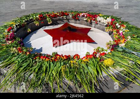 Dilijan, Armenia - 25 aprile 2022 - la grande scultura patriottica di guerra e la sua area circostante a Dilijan, Armenia Foto Stock