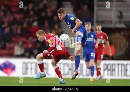 MIDDLESBROUGH, REGNO UNITO. APRILE 27th Oliver Denham di Cardiff City vince un header contro il Duncan Watmore di Middlesbrough durante la partita del campionato Sky Bet tra Middlesbrough e Cardiff City al Riverside Stadium di Middlesbrough mercoledì 27th aprile 2022. (Credit: Mark Fletcher | MI News) Credit: MI News & Sport /Alamy Live News Foto Stock