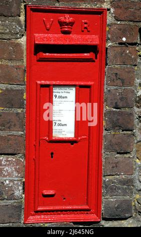 Una cassetta postale a parete che risale al regno della Regina Vittoria nella storica città di Rye, East Sussex, Regno Unito. Foto Stock