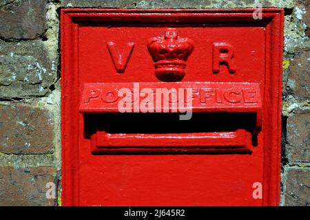 Una cassetta postale a parete che risale al regno della Regina Vittoria nella storica città di Rye, East Sussex, Regno Unito. Foto Stock