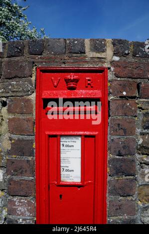 Una cassetta postale a parete che risale al regno della Regina Vittoria nella storica città di Rye, East Sussex, Regno Unito. Foto Stock