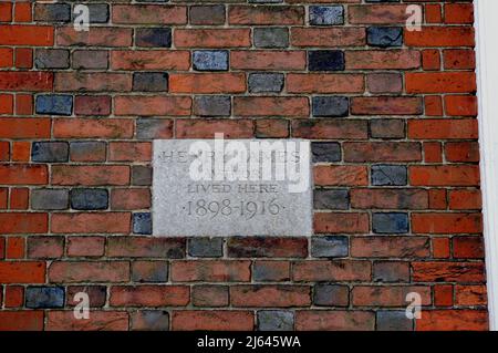 Una pietra commemorativa per l'autore americano Henry James che visse l'Agnello House Rye dal 1897 fino alla sua morte nel 1914. La casa è ora aperta al pubblico. Foto Stock