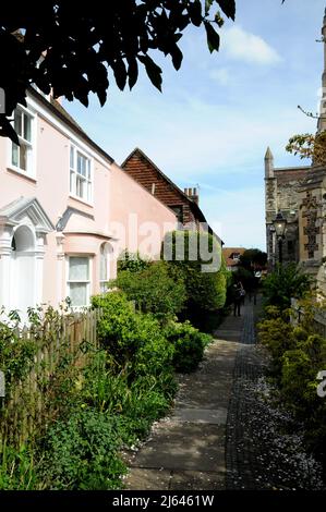 Casa dipinta di rosa da Church Square nella storica città di Rye nella contea inglese dell'East Sussex. La chiesa di Santa Maria è sullo sfondo. Foto Stock