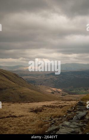 Buttermere Valley vista dal famoso fiume Haystack e dal picco di Haystack, Lake District National Park, Cumbria, Inghilterra, Regno Unito Foto Stock