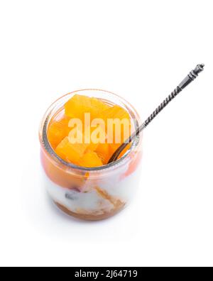 Yogurt bianco fruttato in vaso di vetro isolato su bianco Foto Stock