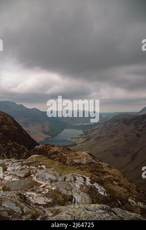 Buttermere Valley vista dal famoso fiume Haystack e dal picco di Haystack, Lake District National Park, Cumbria, Inghilterra, Regno Unito Foto Stock