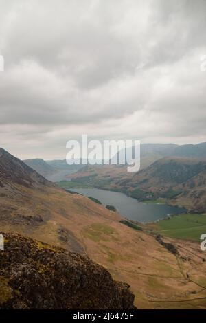 Buttermere Valley vista dal famoso fiume Haystack e dal picco di Haystack, Lake District National Park, Cumbria, Inghilterra, Regno Unito Foto Stock