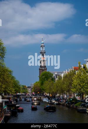 AMSTERDAM, PAESI BASSI - 23 APRILE 2022: Immagine verticale dell'Westertoren della Chiesa Ovest di Amsterdam in una giornata di sole Foto Stock