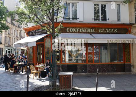 Il francese tradizionale panetteria e pasticceria Au Petit Versailles du Marais si trova nello storico quartiere di Marais di notte, Parigi, Francia. Foto Stock