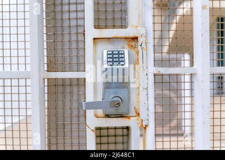 Serratura con chiave digitale su un cancello di metallo beige a Silicon Valley, San Jose, California Foto Stock