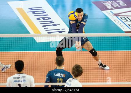 Verona, Italia. 27th Apr 2022. Aparuh Aparuhov - Verona Volley durante il gioco fuori dal 5th posto - Verona Volley vs Allianz Milano, Pallavolo Serie Italiana A Men Superleague Championship a Verona, Italia, Aprile 27 2022 Credit: Independent Photo Agency/Alamy Live News Foto Stock