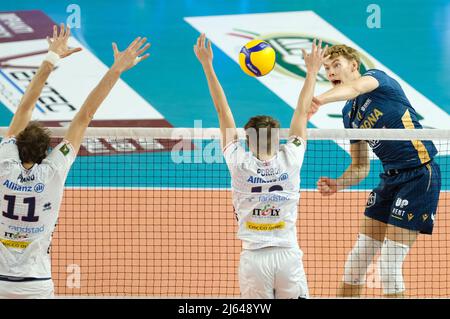 Verona, Italia. 27th Apr 2022. Spike of Mads Keyd Jensen - Verona Volley durante il Play Off 5th Place - Verona Volley vs Allianz Milano, Pallavolo Serie Italiana A Men Superleague Championship a Verona, Italia, Aprile 27 2022 Credit: Independent Photo Agency/Alamy Live News Foto Stock