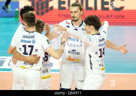 Verona, Italia. 27th Apr 2022. Esultanza di Allianz Power Volley Milano durante il Play Off 5th Place - Verona Volley vs Allianz Milano, Pallavolo Serie Italiana A Men Superleague Championship a Verona, Italia, Aprile 27 2022 Credit: Independent Photo Agency/Alamy Live News Foto Stock