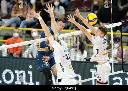 Verona, Italia. 27th Apr 2022. Spike of Aspaaruh Aspauhov - Verona Volley durante il gioco fuori dal 5th posto - Verona Volley vs Allianz Milano, Pallavolo Serie Italiana A Men Superleague Championship a Verona, Italy, April 27 2022 Credit: Independent Photo Agency/Alamy Live News Foto Stock