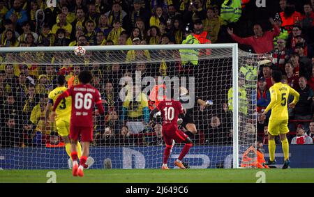 Jordan Henderson di Liverpool (non raffigurato) segna il primo goal del gioco del suo lato passato il portiere di Villarreal Geronimo Rulli durante la semifinale della UEFA Champions League, partita di prima tappa ad Anfield, Liverpool. Data foto: Mercoledì 27 aprile 2022. Foto Stock