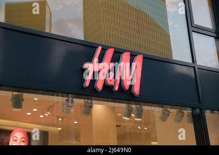 Berlino, Germania. 27th Apr 2022. Negozio dell'azienda di abbigliamento svedese H&M a Berlino. (Foto di Michael Kuenne/PRESSCOV/Sipa USA) Credit: Sipa USA/Alamy Live News Foto Stock