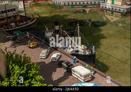 Billund, Danimarca - Giugno 25 2011: Modello LEGO di una nave da trasporto a Legoland Billund Foto Stock