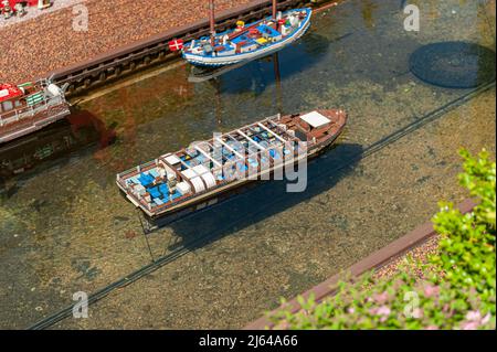 Billund, Danimarca - Giugno 25 2011: Modello LEGO di una barca turistica Foto Stock