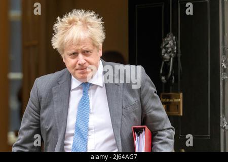 Londra, Regno Unito. 27th Apr 2022. Boris Johnson, deputato, primo Ministro, lascia 10 Downing Street per le domande del primo Ministro. (Foto di Ian Davidson/SOPA Images/Sipa USA) Credit: Sipa USA/Alamy Live News Foto Stock