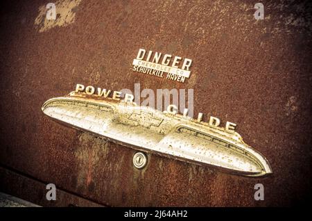 Particolare della parte posteriore di una vecchia auto arrugginita con Power Glide Foto Stock