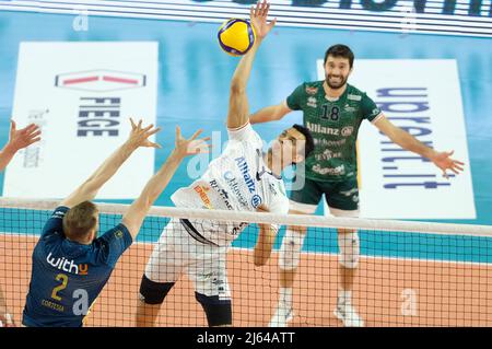 Verona, Italia. 27th Apr 2022. Spike of Barthelemy Chinenyeze - Allianz Power Volley Milano durante il Play Off 5th Place - Verona Volley vs Allianz Milano, Pallavolo Italiano Serie A Men Superleague Championship a Verona, Italy, April 27 2022 Credit: Independent Photo Agency/Alamy Live News Foto Stock