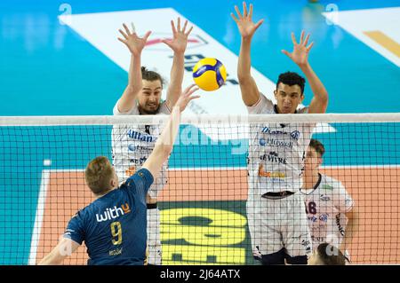 AGSM Forum, Verona, Italia, 27 aprile 2022, Blocco di Jean Patry - Allianz Power Volley Milano e Barthelemy Chinenyeze - Allianz Power Volley Milano durante il gioco fuori dal 5th posto - Verona Volley vs Allianz Milano - Pallavolo Serie Italiana A Men Superleague Championship Foto Stock