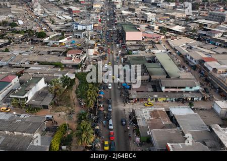 Colpo di drone della Costa d'Avorio sulla capitale economica Abidjan. Il paese avanza dopo le crisi del 2011 che mietiscono centinaia di vite in Africa occidentale. Foto Stock