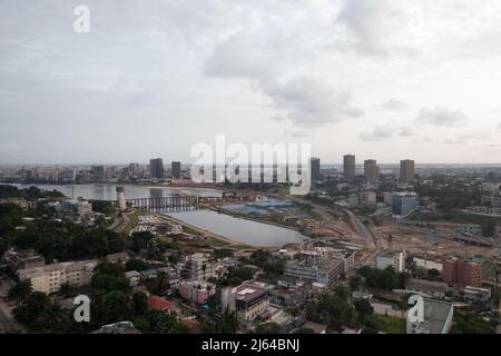 Colpo di drone della Costa d'Avorio sulla capitale economica Abidjan. Il paese avanza dopo le crisi del 2011 che mietiscono centinaia di vite in Africa occidentale. Foto Stock