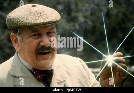 PIETRO USTINOV, MALE SOTTO IL SOLE, 1982 Foto Stock