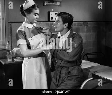 SHIRLEY EATON, TERENCE LONGDON, PROSEGUIRE SU NURSE, 1959 Foto Stock