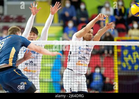 Verona, Italia. 27th Apr 2022. Blocco di Yuki Ishikawa - Allianz Power Volley Milano e Barthelemy Chinenyeze - Allianz Power Volley Milano durante il gioco fuori 5th posto - Verona Volley vs Allianz Milano, Volley Italiano Serie A Men Superleague Championship a Verona, Italia, Aprile 27 2022 Credit: Agenzia fotografica indipendente/Alamy Live News Foto Stock