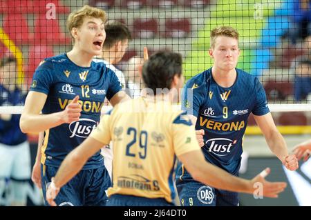 Verona, Italia. 27th Apr 2022. Esultanza di Rok Mozic - Verona Volley durante il gioco fuori 5th Place - Verona Volley vs Allianz Milano, Pallavolo Serie Italiana A Men Superleague Championship a Verona, Italia, Aprile 27 2022 Credit: Agenzia fotografica indipendente/Alamy Live News Foto Stock