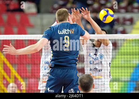 Verona, Italia. 27th Apr 2022. Barthelemy Chinenyeze - Allianz Power Volley Milano durante il gioco fuori dal 5th posto - Verona Volley vs Allianz Milano, Pallavolo Serie Italiana A Men Superleague Championship a Verona, Italia, Aprile 27 2022 Credit: Independent Photo Agency/Alamy Live News Foto Stock